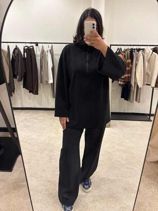 Ensemble classy and modest